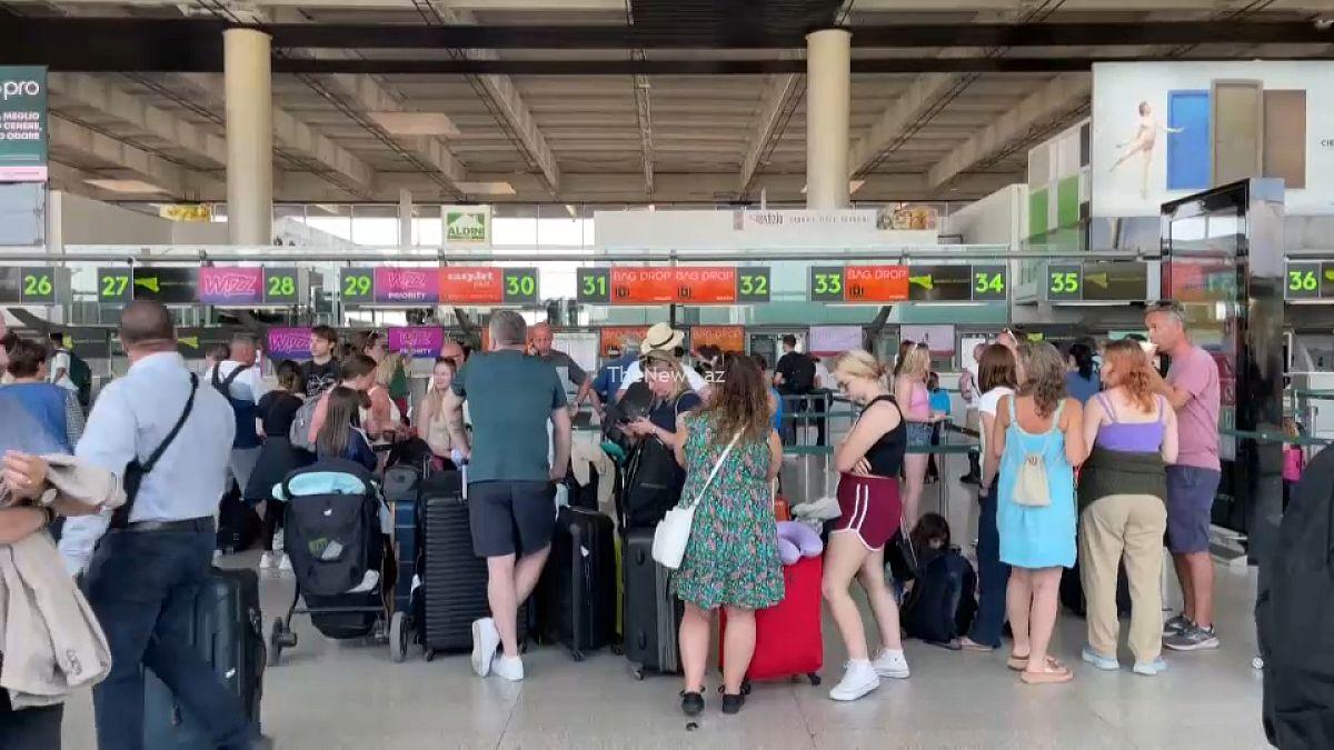 catania-airport-closed-because-of-ashfall-on-runway-from-mount-etna-eruption