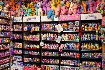 ‘come-as-you-really-are’:-a-joyful-celebration-of-uk-hobbies-featuring-4,000-my-little-ponies