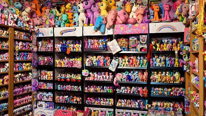 ‘come-as-you-really-are’:-a-joyful-celebration-of-uk-hobbies-featuring-4,000-my-little-ponies