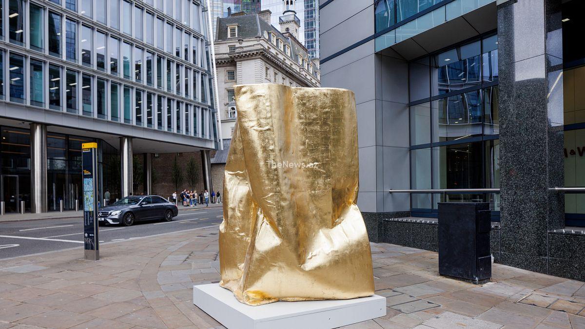 a-kissing-gate-and-humorous-bench-plaques:-17-sculptures-to-seek-out-on-the-streets-of-london