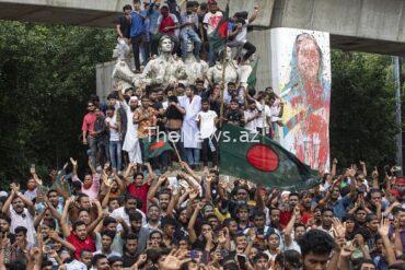 looting-at-residence-of-bangladeshi-pm-after-her-resignation