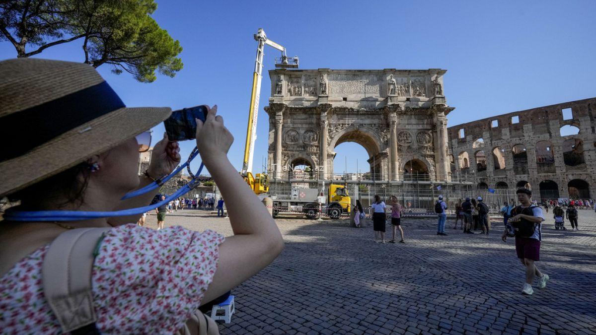 italian-authorities-begin-repair-works-on-arch-of-constantine-after-lightning-strike