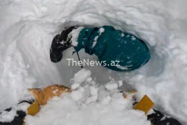 a-snowboarder-got-buried-upside-down-in-snow-see-skier’s-quick-reaction.