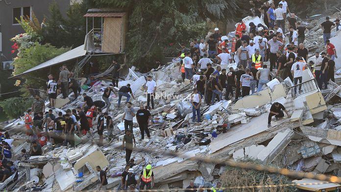 israel-hits-houthi-targets-in-yemen,-24-killed-in-strike-on-southern-lebanon